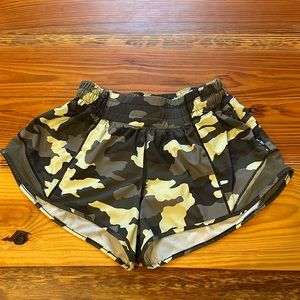 Lululemon 2.5 Camo Hotty Hot Shorts, size 4